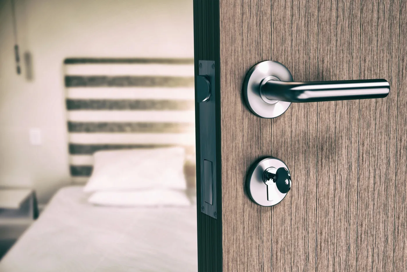 Pose et ajustement d'un cylindre de serrure Vachette sur une porte